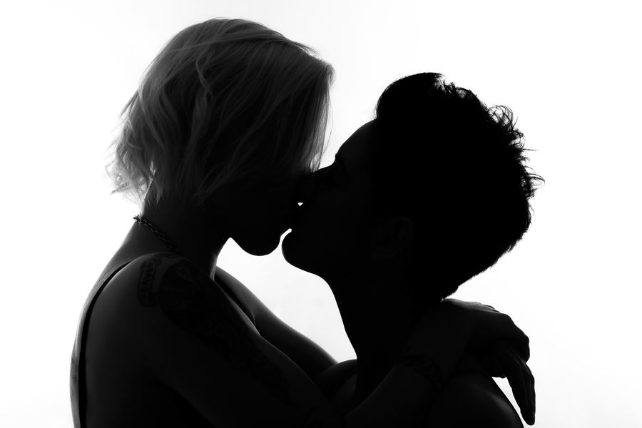 A kiss in pure silhouette against white